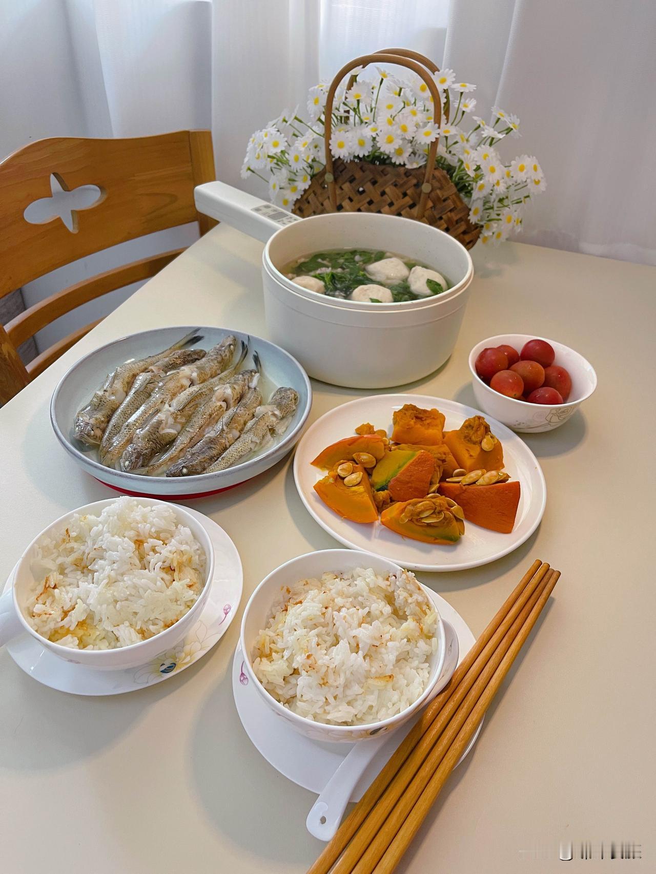 今天有短时雷阵雨，雨后天气闷热，顺应时节，煮一锅春天才能吃到的苦刺心鱼丸汤，微苦