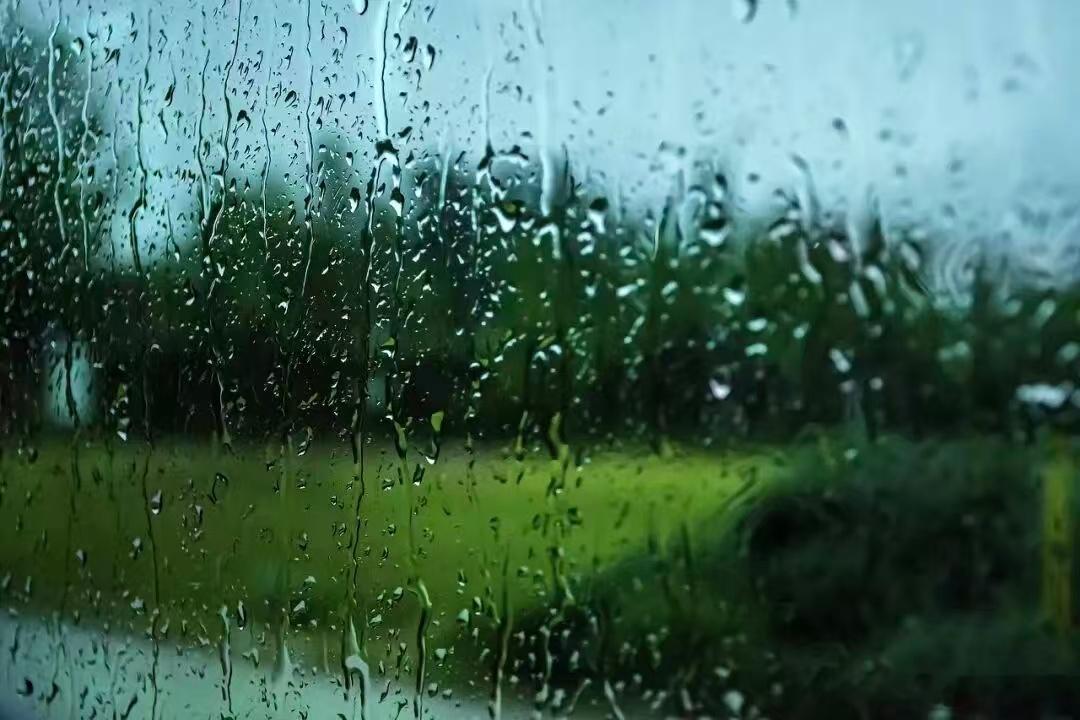 夏至防夏滞东边日出西边雨，道是无晴却有晴。今日（21日）夏至。这也意味着，今天白