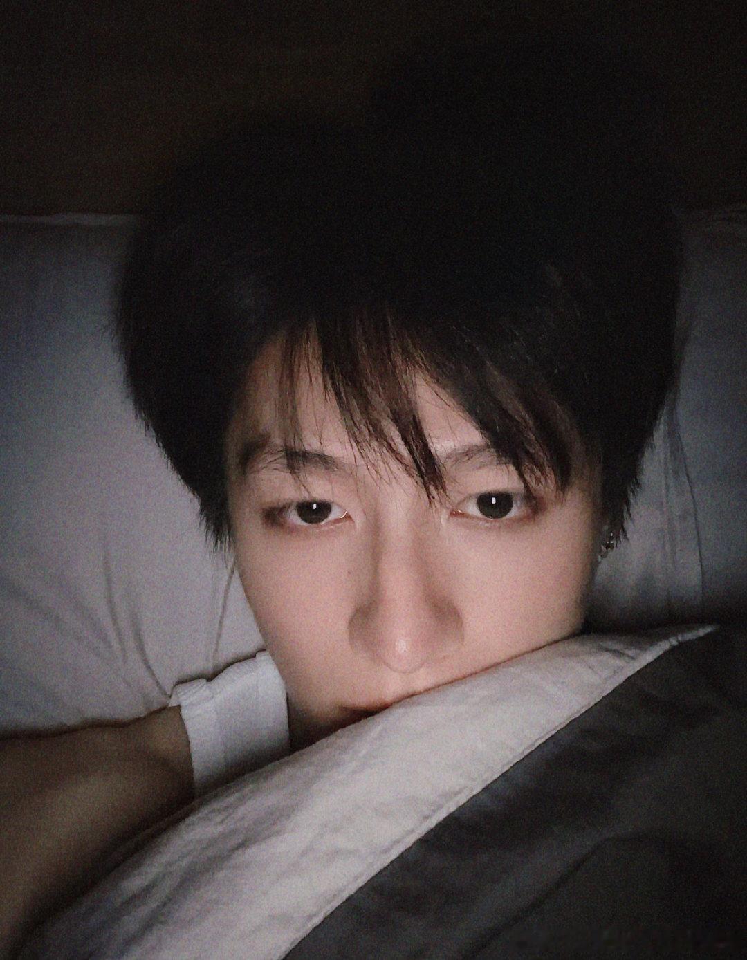 谁教朱志鑫这样自拍的，简直就是纯going啊！因为早上下班后实在太困了，所以专门