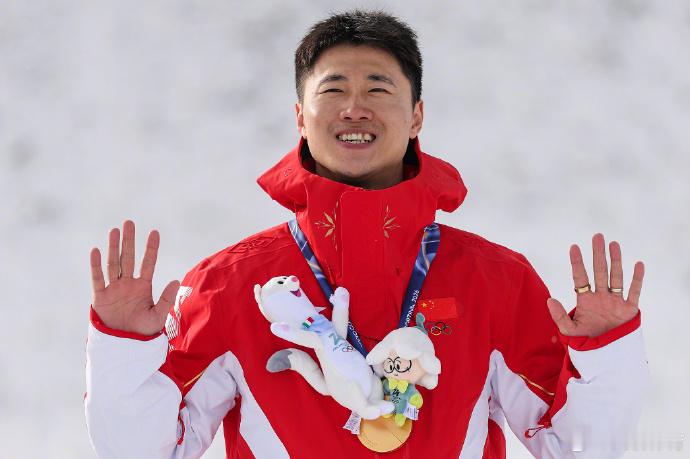 苏翊鸣王心迪又获奖了 今日发布，共青团中央、全国青联决定，授予苏翊鸣、王心迪、党