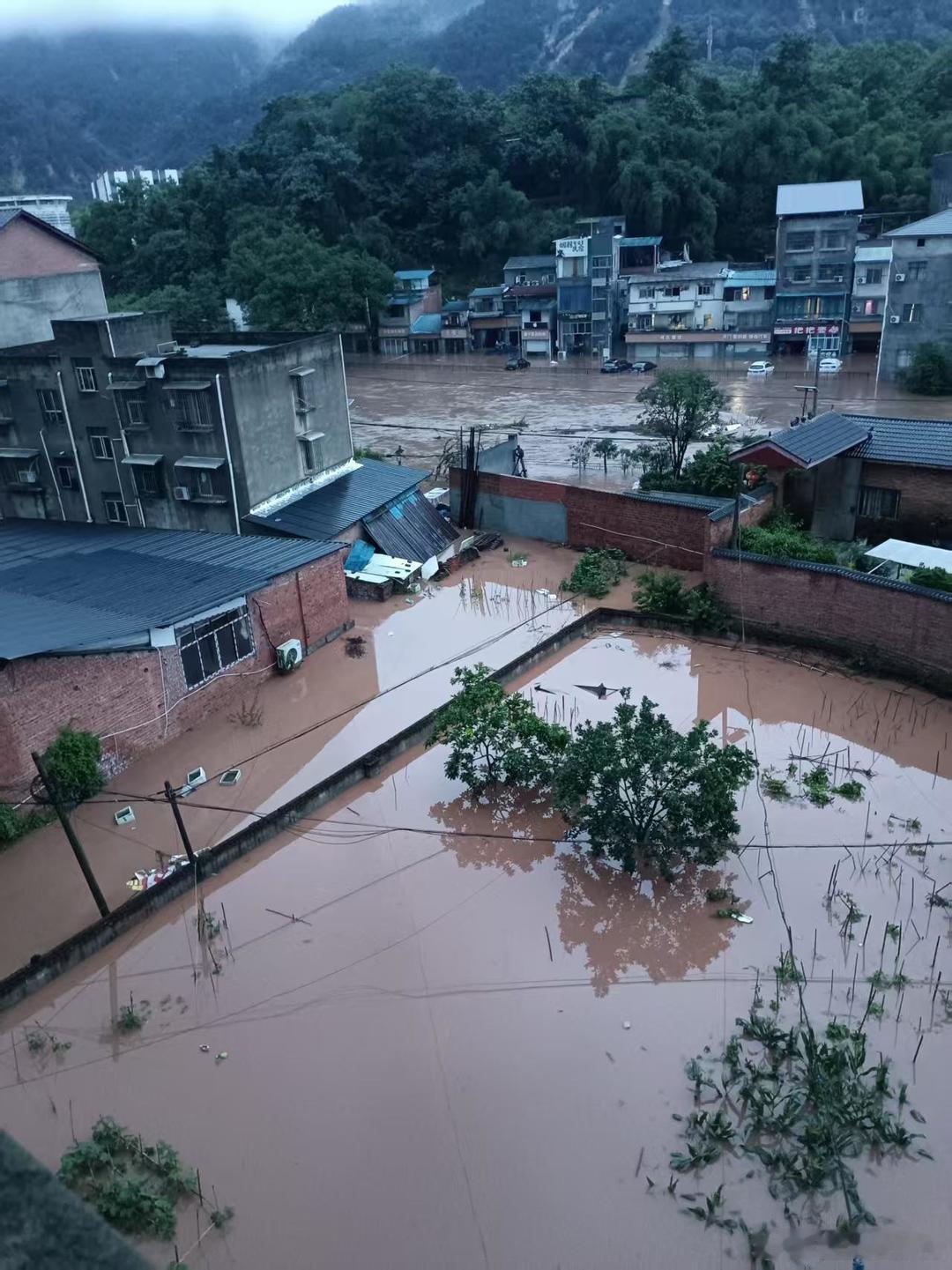 重庆永川暴雨3人死亡17人失联5月23日夜间至24日清晨，重庆永川遭遇特大暴雨，
