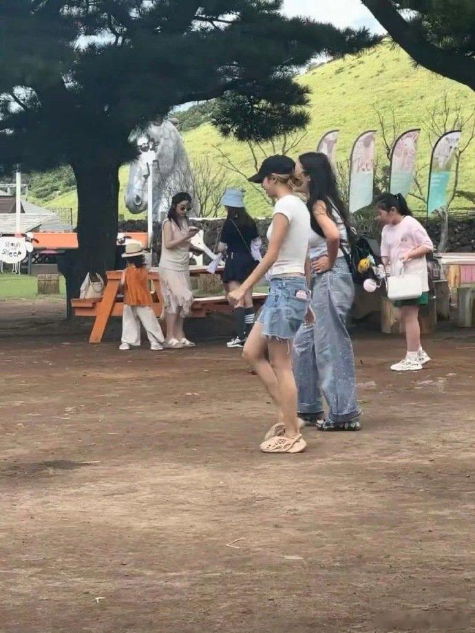 济州岛偶遇Lisa网友在济州岛碰到Lisa，莎莎瘦得让人羡慕，不过鞋子依旧“丑”