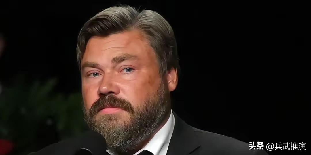 乌克兰的无人机炸了莫斯科炼油厂只是表象，真正炸开的，是俄罗斯内部压了很久的那道敏