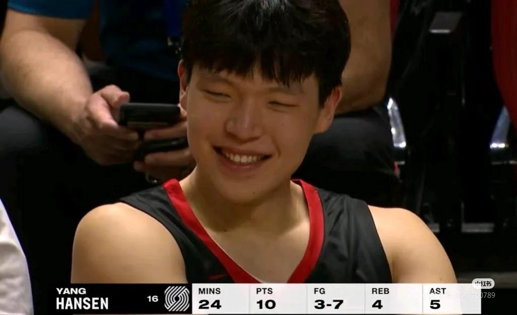 杨翰森厉害了！
去到美国第一场夏季联赛，上场仅仅24分钟，就拿到了10分4篮板5