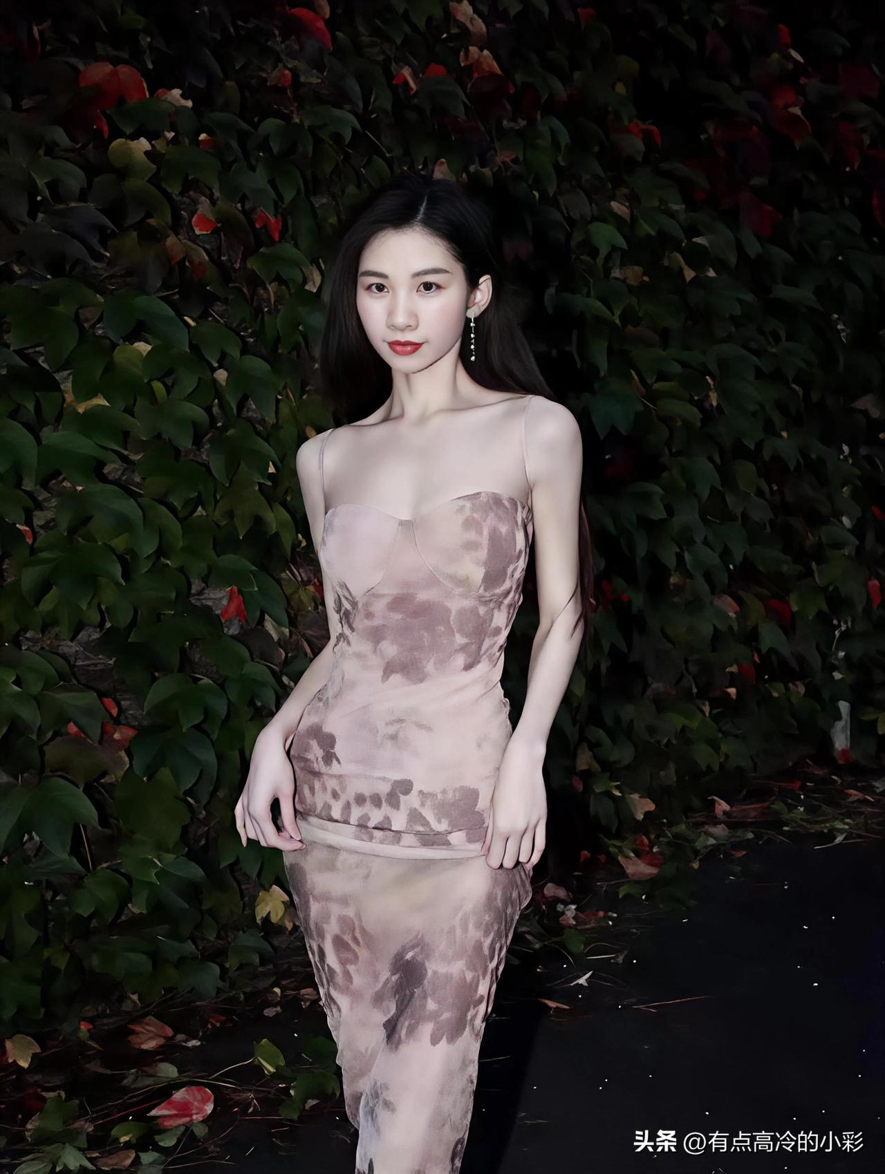 夜色渐浓，绿意为幕，一袭印花吊带长裙裹挟着温柔与野性悄然绽放。裙身如晕染开的水墨