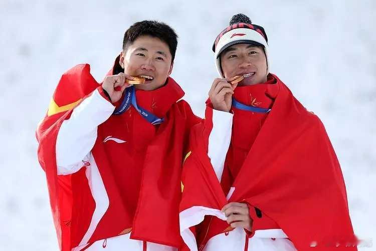 北京时间2月20日，米兰冬奥会自由式滑雪男子空中技巧决赛展开较量，齐广璞、孙佳旭
