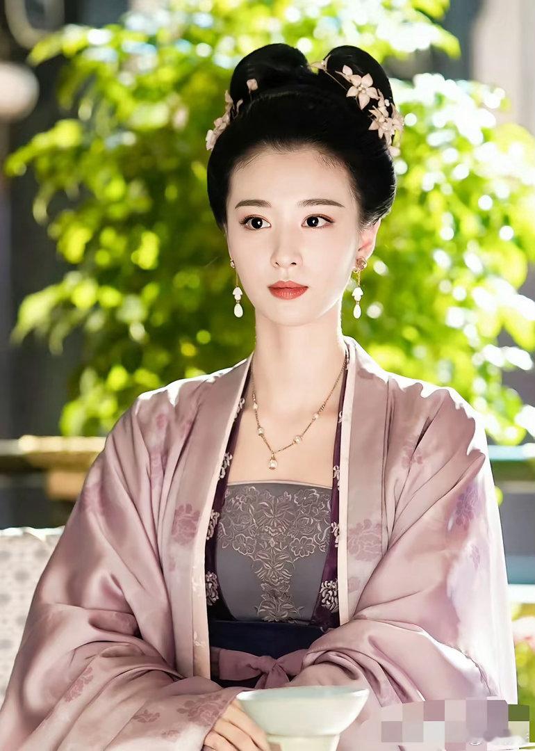 内娱有两个女明星，挺有意思的一个是王楚然，一个是陈都灵她们俩都有一个共同的特点演