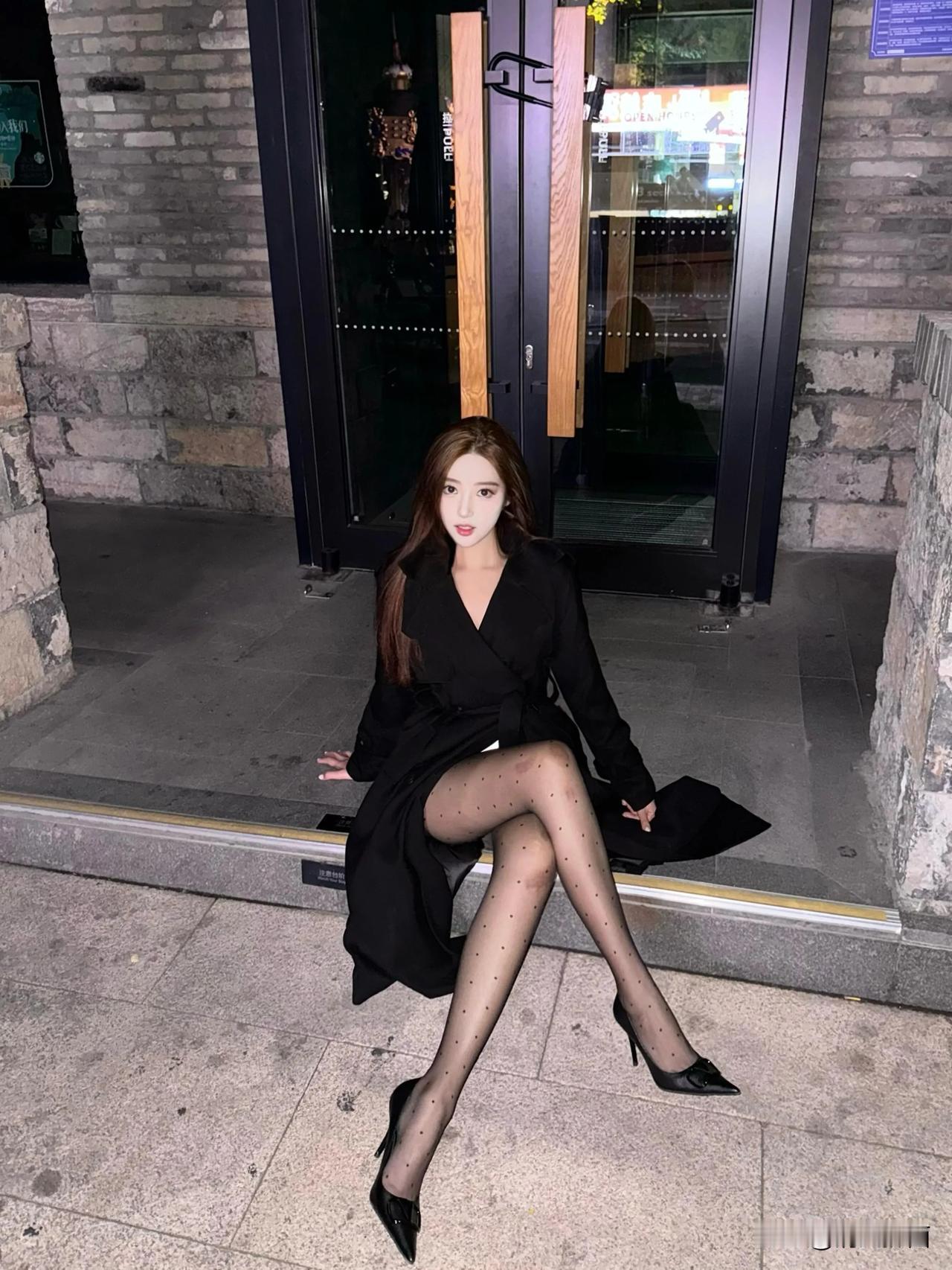 都市夜色下的优雅黑衣女郎🖤✨#靓妹倩影分享# #酷爽美女拍# #简行唯美的美女