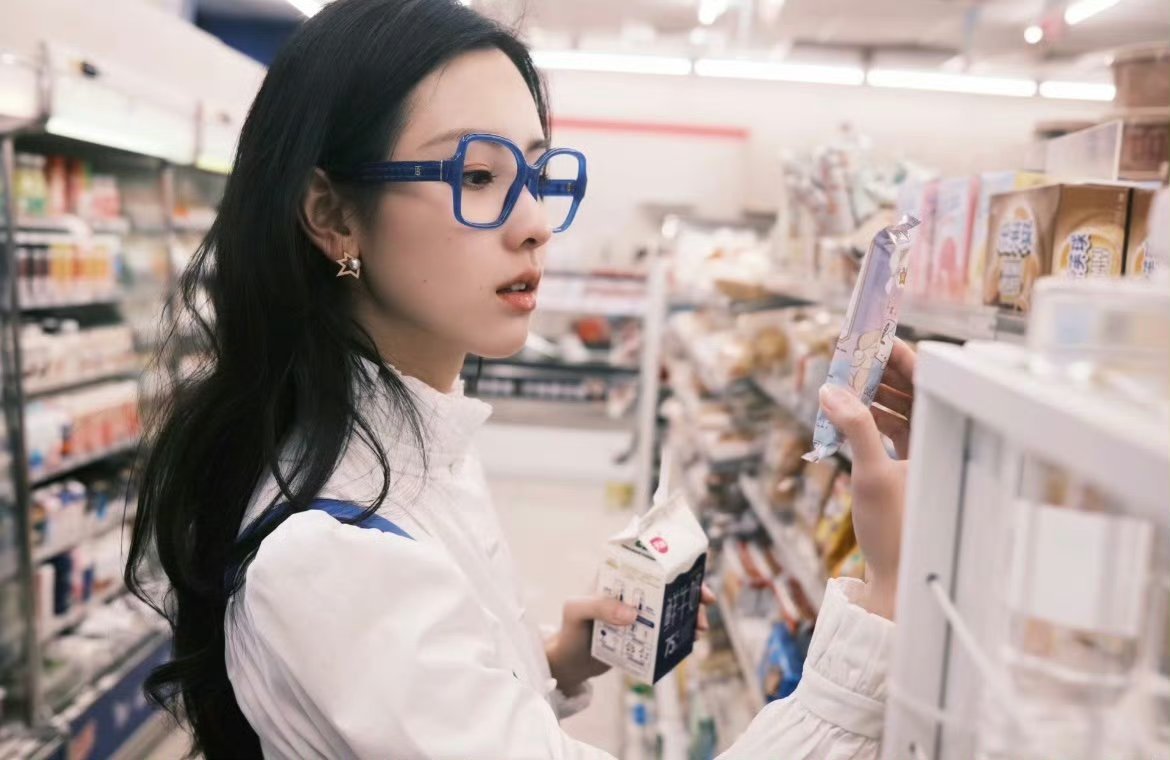 陈都灵～～陈都灵[超话]美女明星穿搭 ​​​