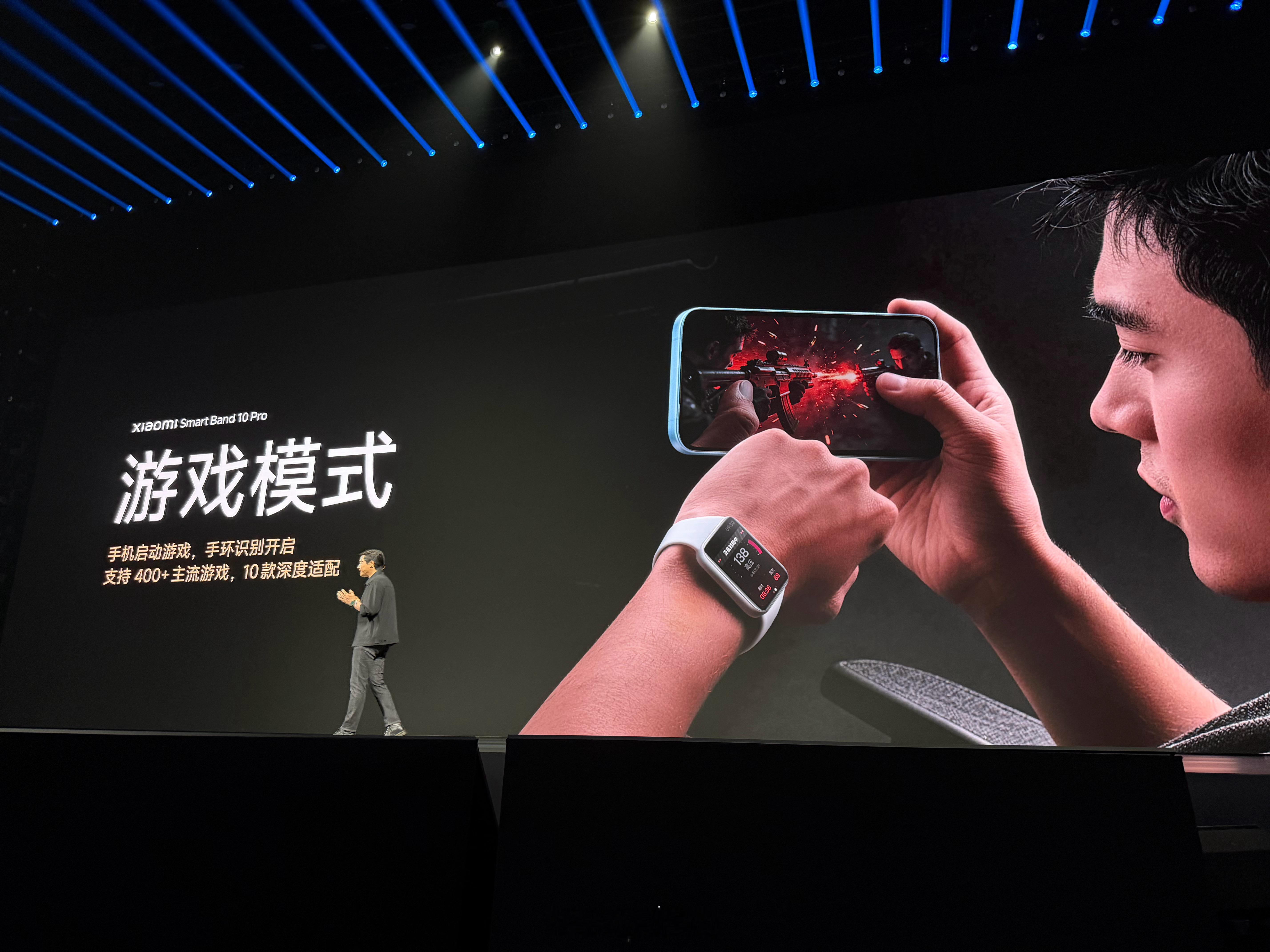 小米手环 10 Pro 来了个游戏模式，手机开启游戏后手环自动开启，能倒计时复活