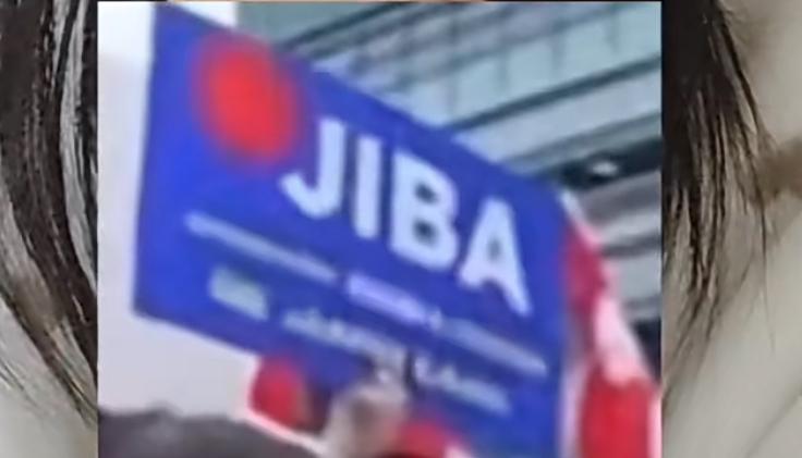 今天只讲笑话， 但不许笑。
如果你实在想笑，那就对着东海，大笑吧。 
特朗普的M