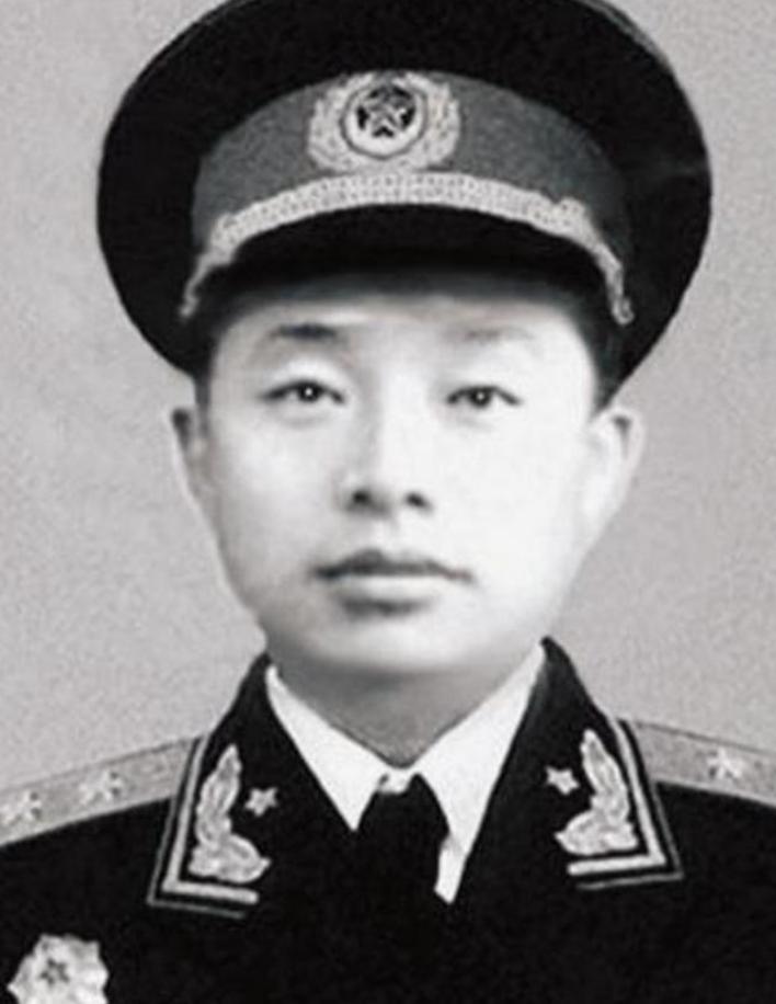 1955年，这张年轻稚嫩的面庞，却肩扛中将军衔，实在令人惊叹，这位将军便是“万岁