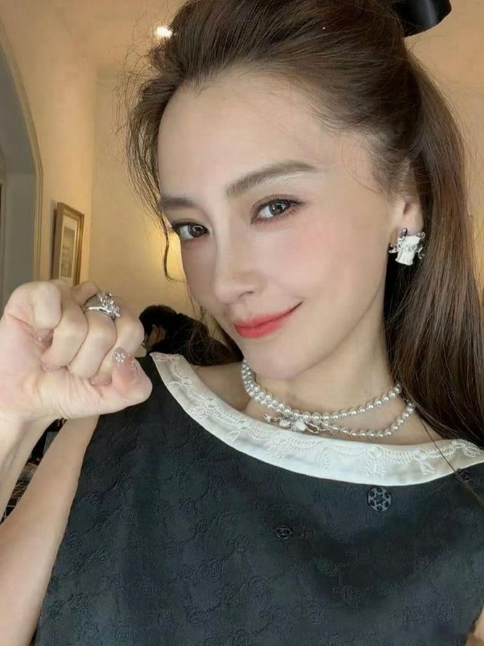 Angelababy猫咪自拍Angelababy穿了未发布超季系列 今日 Ang