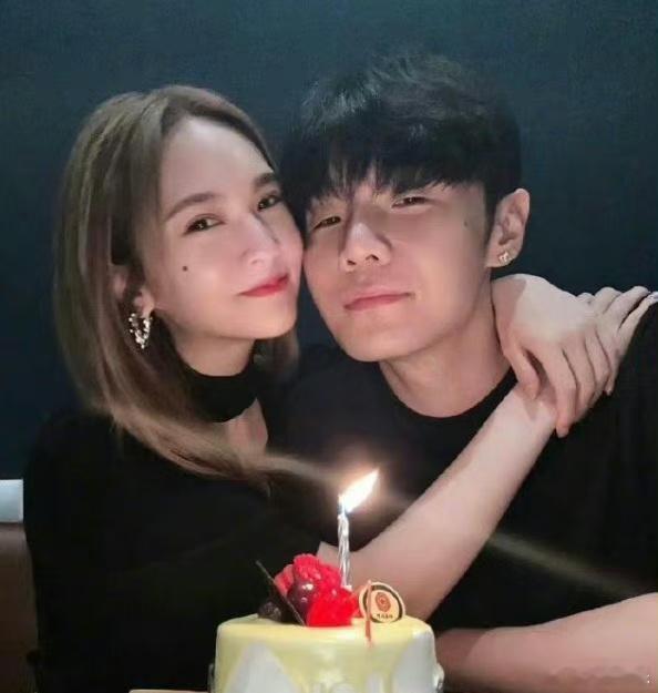 #李荣浩杨丞琳牵手庆生#李荣浩杨丞琳牵手庆生，这两位是真的很好磕，他俩在一起就感