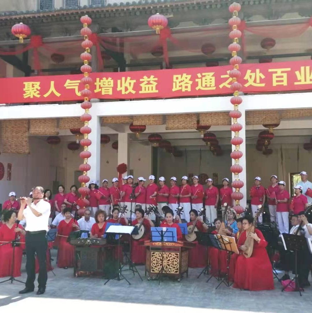 在那个特殊的年代，不上班不上学的日子里，我父亲是位老师，识谱常在家里拿着一个歌本