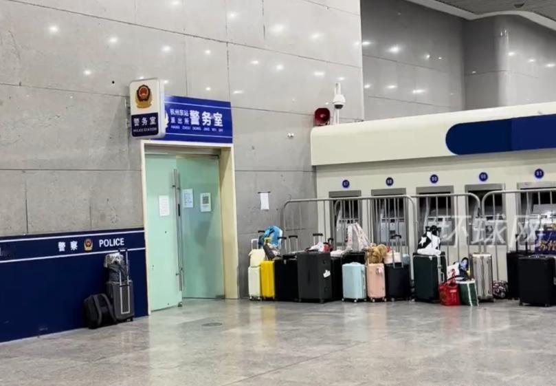 南京站管理部门将警务室旁空地改造为临时免费寄存区，配备专人管理，实现“民间智慧”