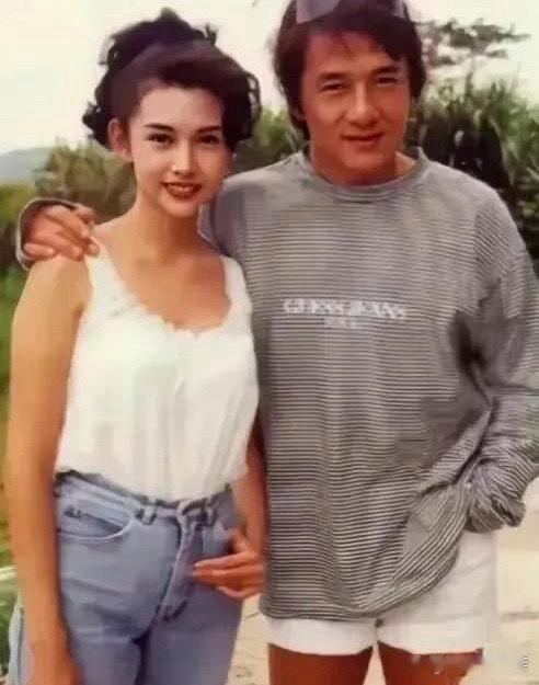 成龙和邱淑贞的裤子是穿错了吗 