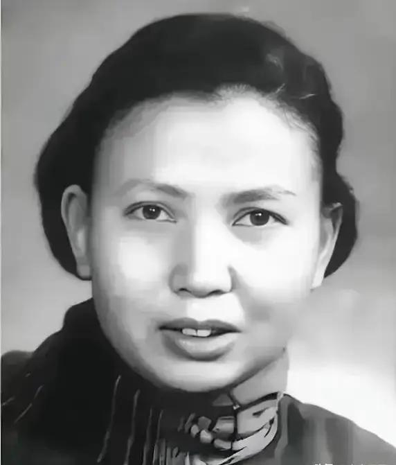 1941年抗日烽火硝烟中，年仅21岁的年轻勇敢八路军女战士莫林不幸被俘，就在凶残