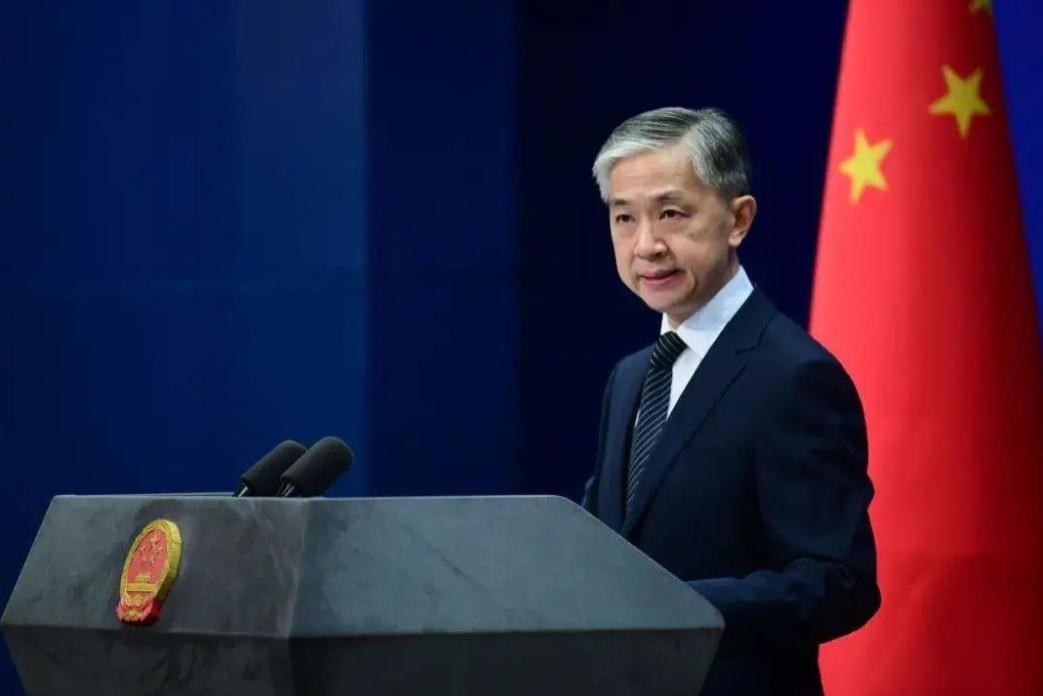 新加坡联合早报 2 月 18 日晚报道：“美国总统特朗普近日声称，他正与中方讨论