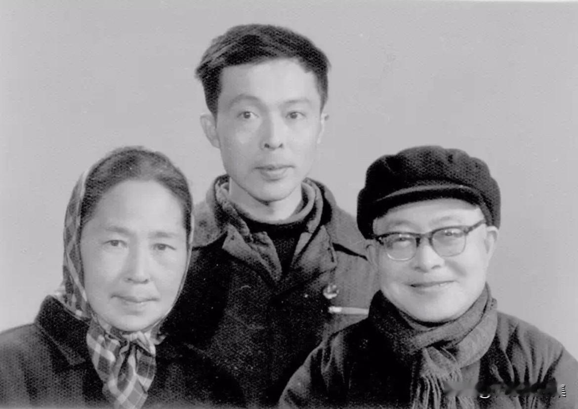 1972年，沈从文与张兆和的儿子沈虎雏来到湖北丹江干校探望父母，这是沈从文夫妇在