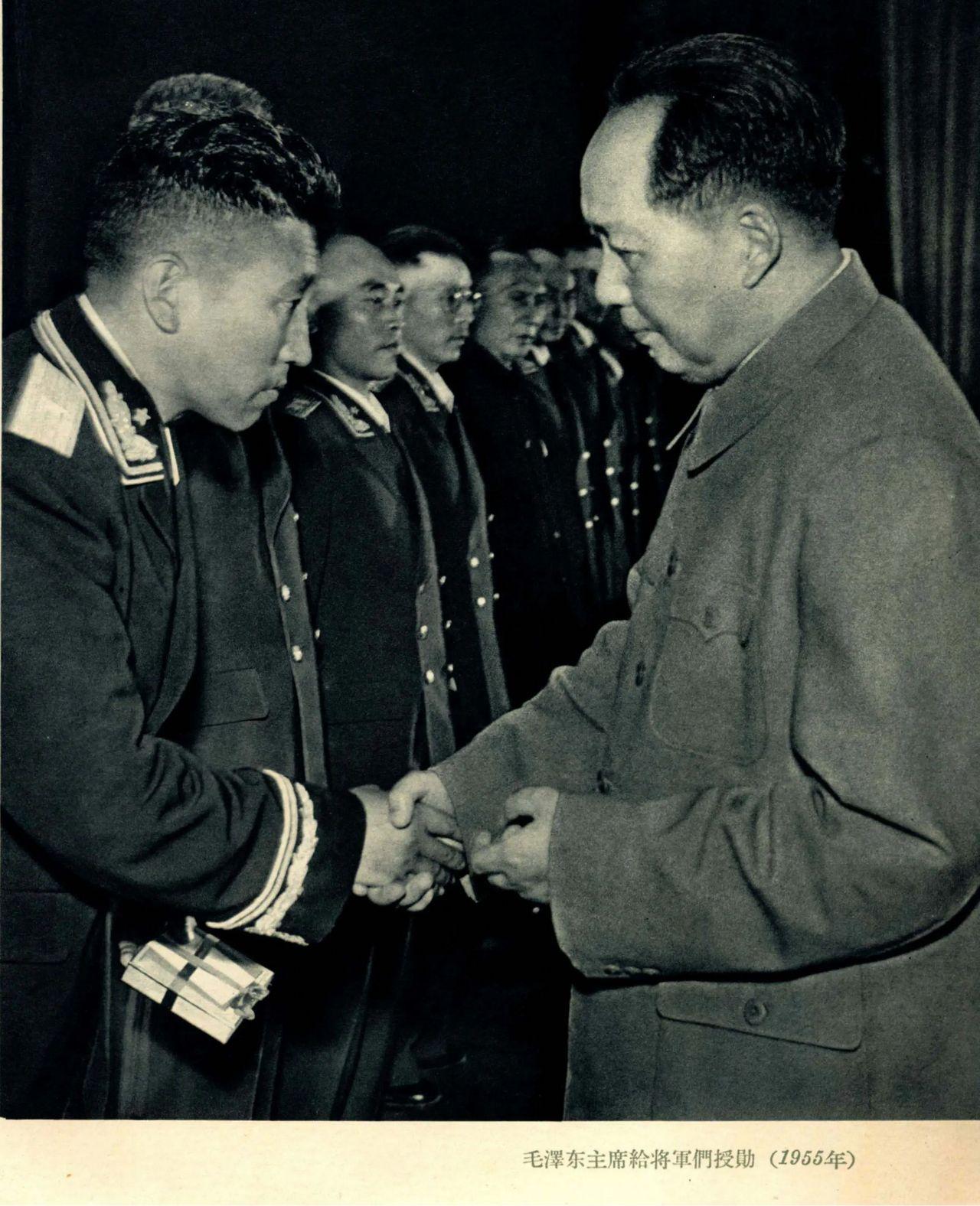 这是毛主席在1955年大授衔庆典和开国少将郑国仲握手时的珍贵合影，郑国仲身经百战