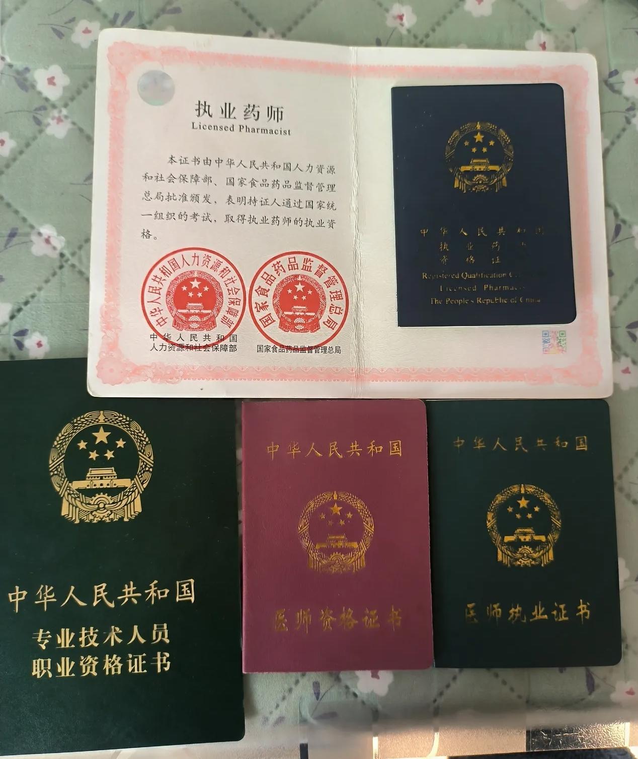 今天递了辞职信，在这个诊室的最后一站，是本月28号。

每天接诊一百多号人，手把