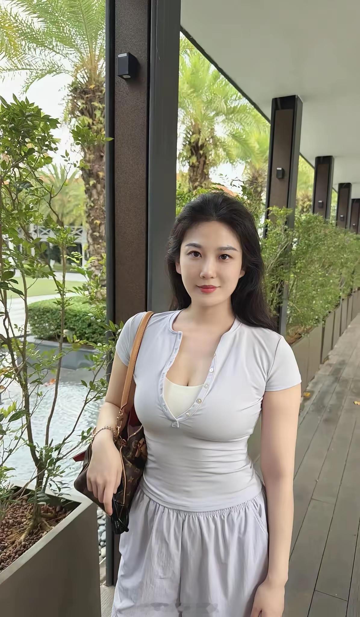 人只要活着， 就会不断犯错 ，出丑 、搞砸 ，我们没必要对每件事都过度自省， 该