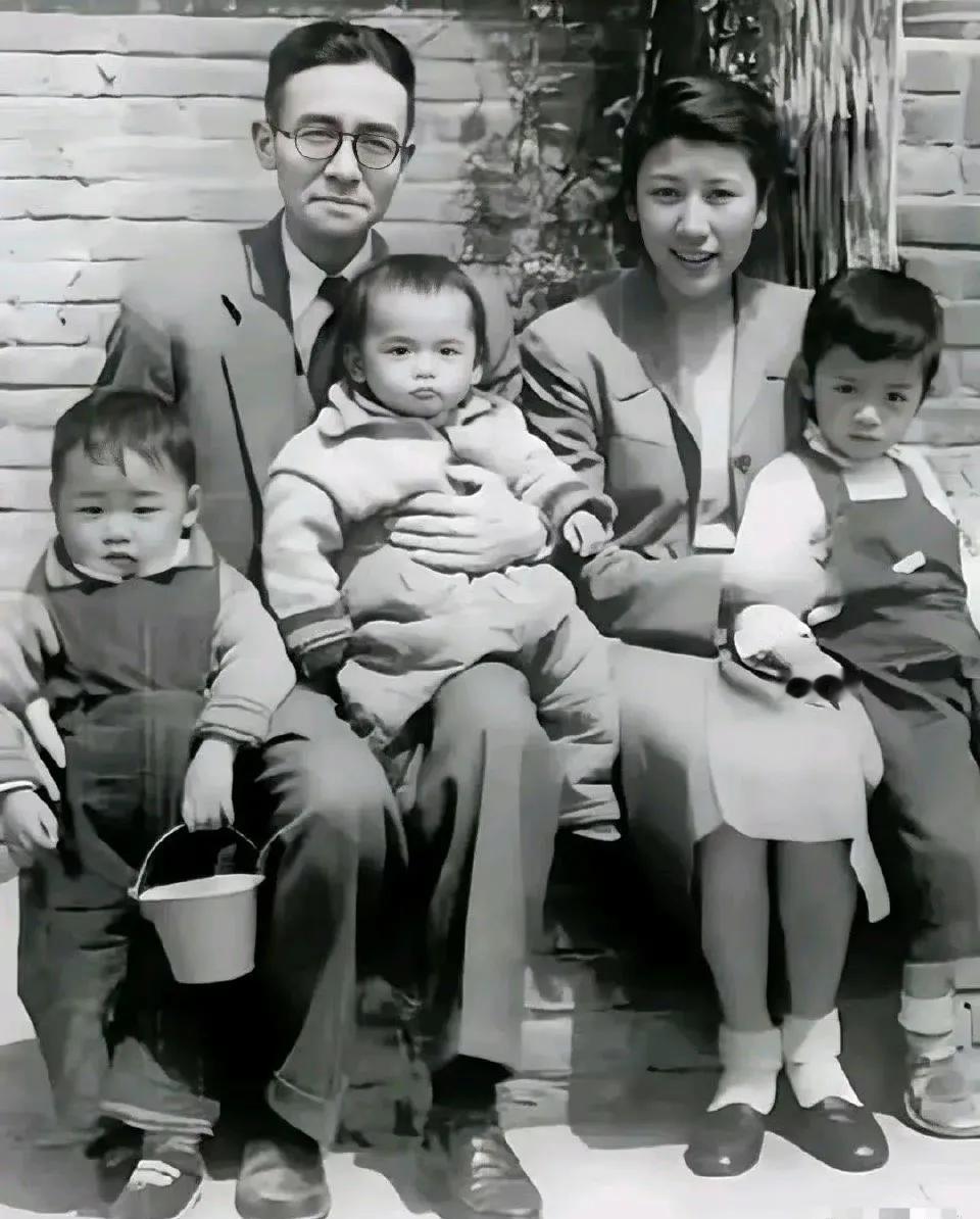 1960年，梁思成与儿媳周如枚，还有孙子的合影，仔细看周如枚的颜值，她五官端正，