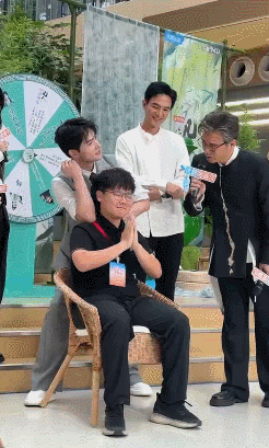 杨洋现场给男粉按摩被帅哥服务过的人生才完整，这句话说到心坎里了，这一波售后简直就