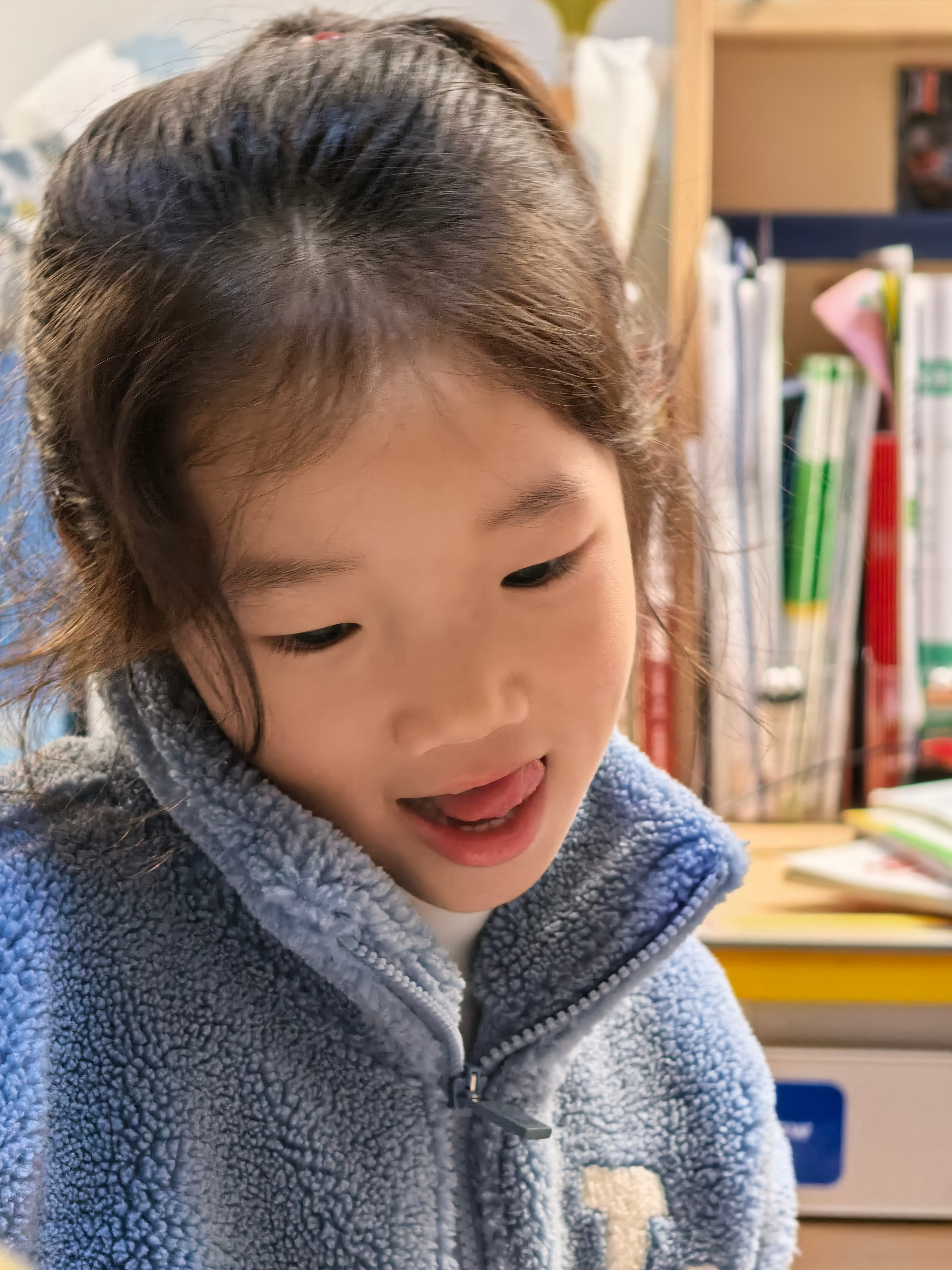 哥哥在写作业妹妹在旁边画圈假装也有作业老二太要强了家有一双乖儿女