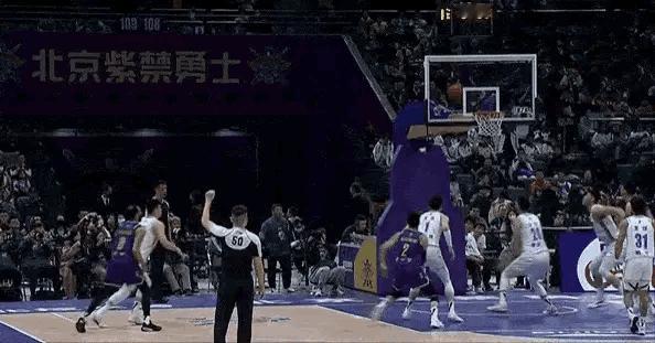 人在台盘村BA，心系CBA京城德比。里勒在败局已定的情况下抱摔晓川，这已经不算是