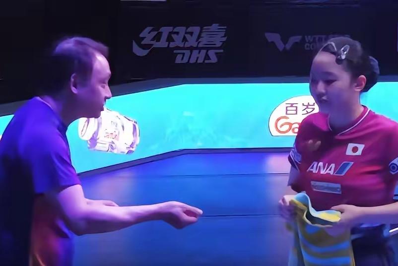 张本宇：你是怎么搞的？
女儿：我也不知道，她打得真是太好的。

张本宇：怎么那么