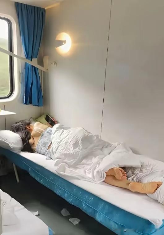好久都没座火车硬卧了，现在都这么开放了吗？火车卧铺日常
