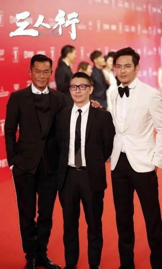 这张合照里，钟汉良简直帅得没边，颜值、气质和气场全开，妥妥地抢尽了风头！看看这三