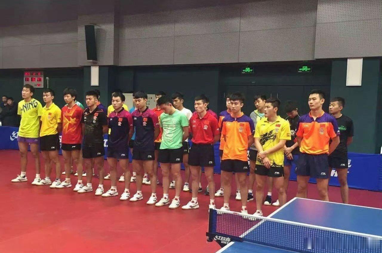 2015年12月16日，三个青涩少年怀揣热爱踏入国家一队大门，如今已是十载春秋流