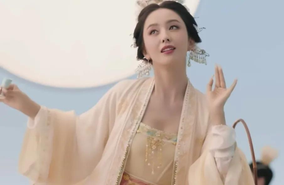 佟丽娅中秋奇妙夜舞台造型也太美了吧
简直是倾国倾城的既视感
美得让人无法呼吸，美
