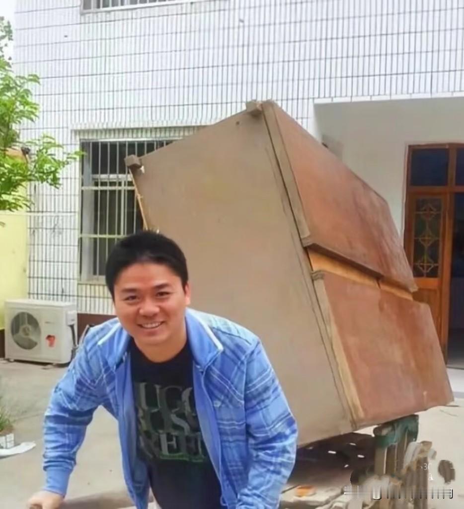 刘强东创业经历曝光：住工棚6年，睡地板4年
没有人会无缘无故成功，每一份光鲜背后