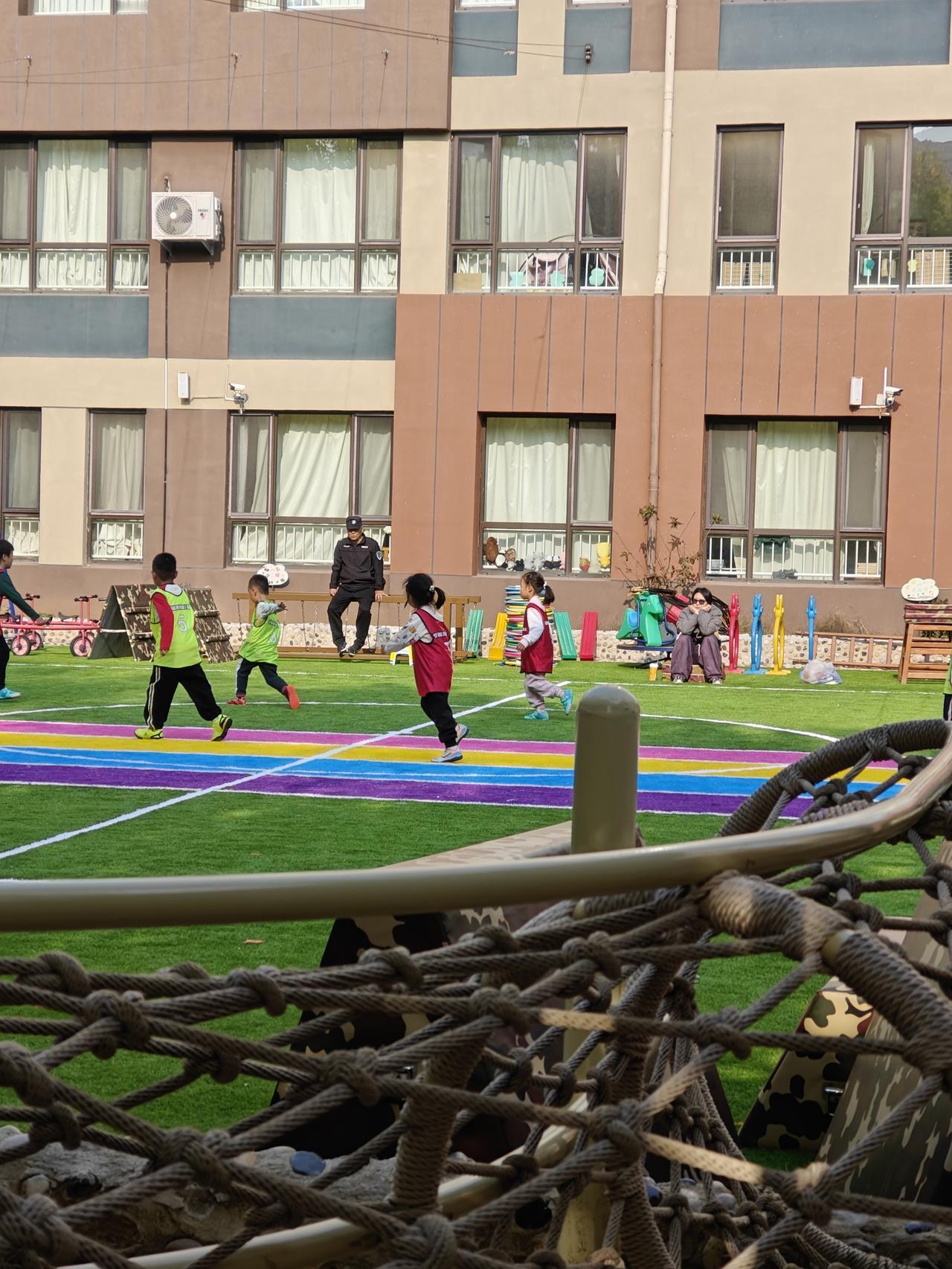 东方为什么强调“集体主义”？反而西方更崇尚“个人主义”？逻辑上有个观点，就是越缺