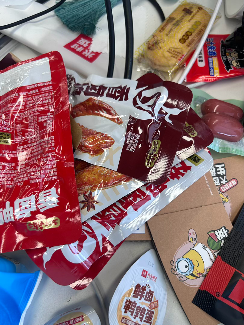 再不下班就积食了上班之前给自己准备一堆小零食，公司还给一推小零食，每天吃的饱饱的