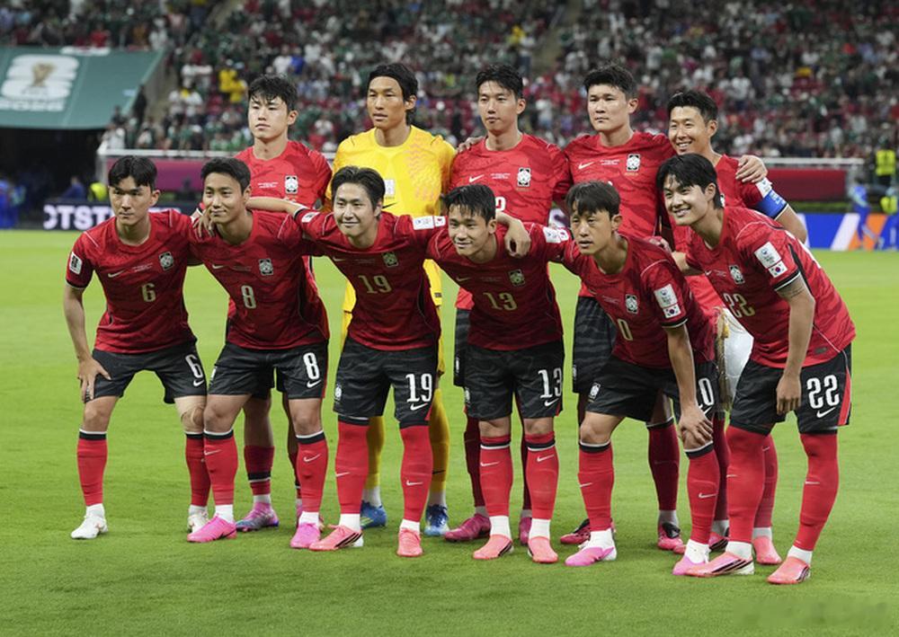 【出场阵容】韩国队首发：1-金承奎、2-李韩汎、4-金玟哉、3-李期奕、13-李