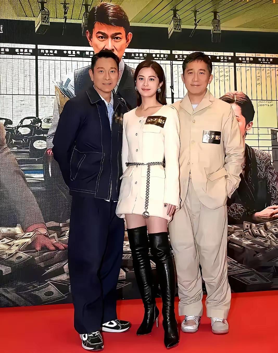 旁边两位都认识，站c位的这位美女是谁？有知道的？