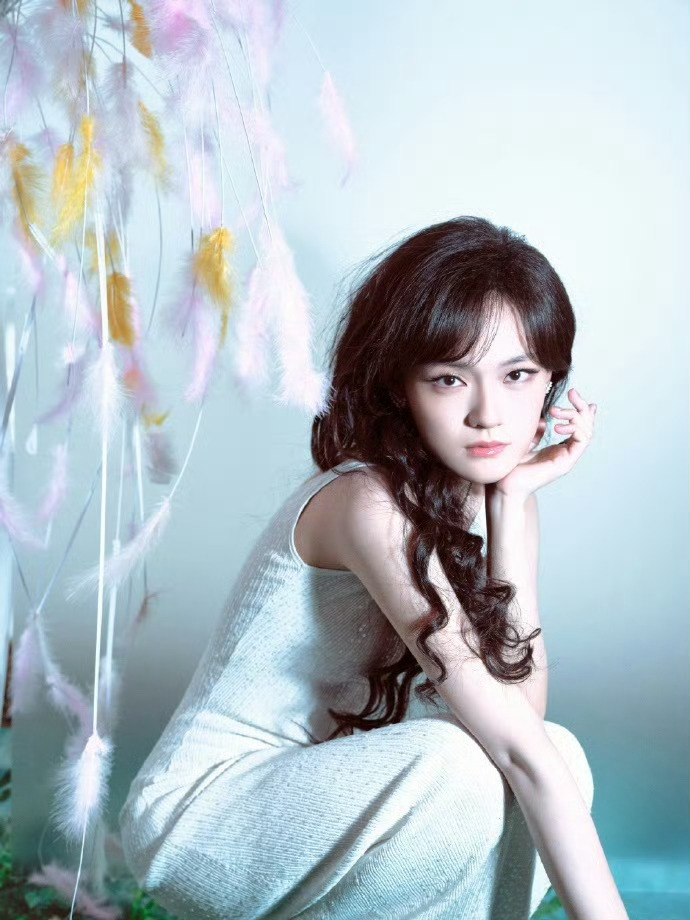 文淇长发大波浪 文淇终于解锁长发大波浪！蓬松灵动的弧度，长度恰到好处，自带上电影