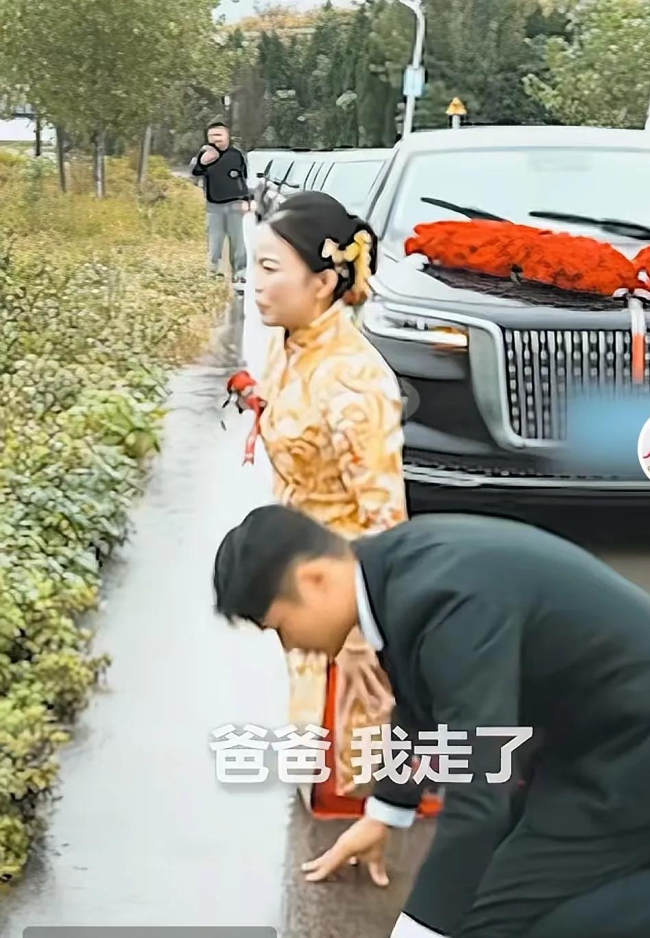 这个新娘火到人民日报！
江苏徐州，一场普通的婚礼，却因为一个温暖的瞬间在网络上引