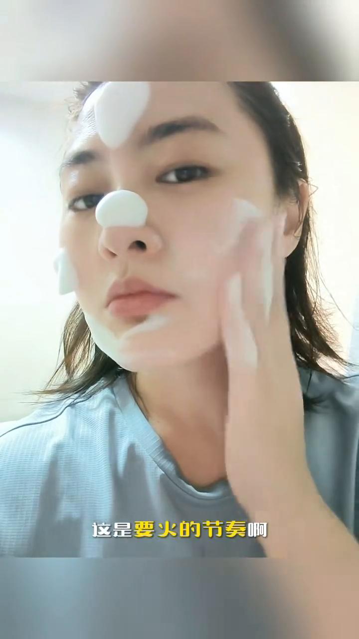 这是要火的节奏，这款超好用的洗面奶居然没人知道，就是这款悦蕾玫瑰莹润净颜慕斯。它