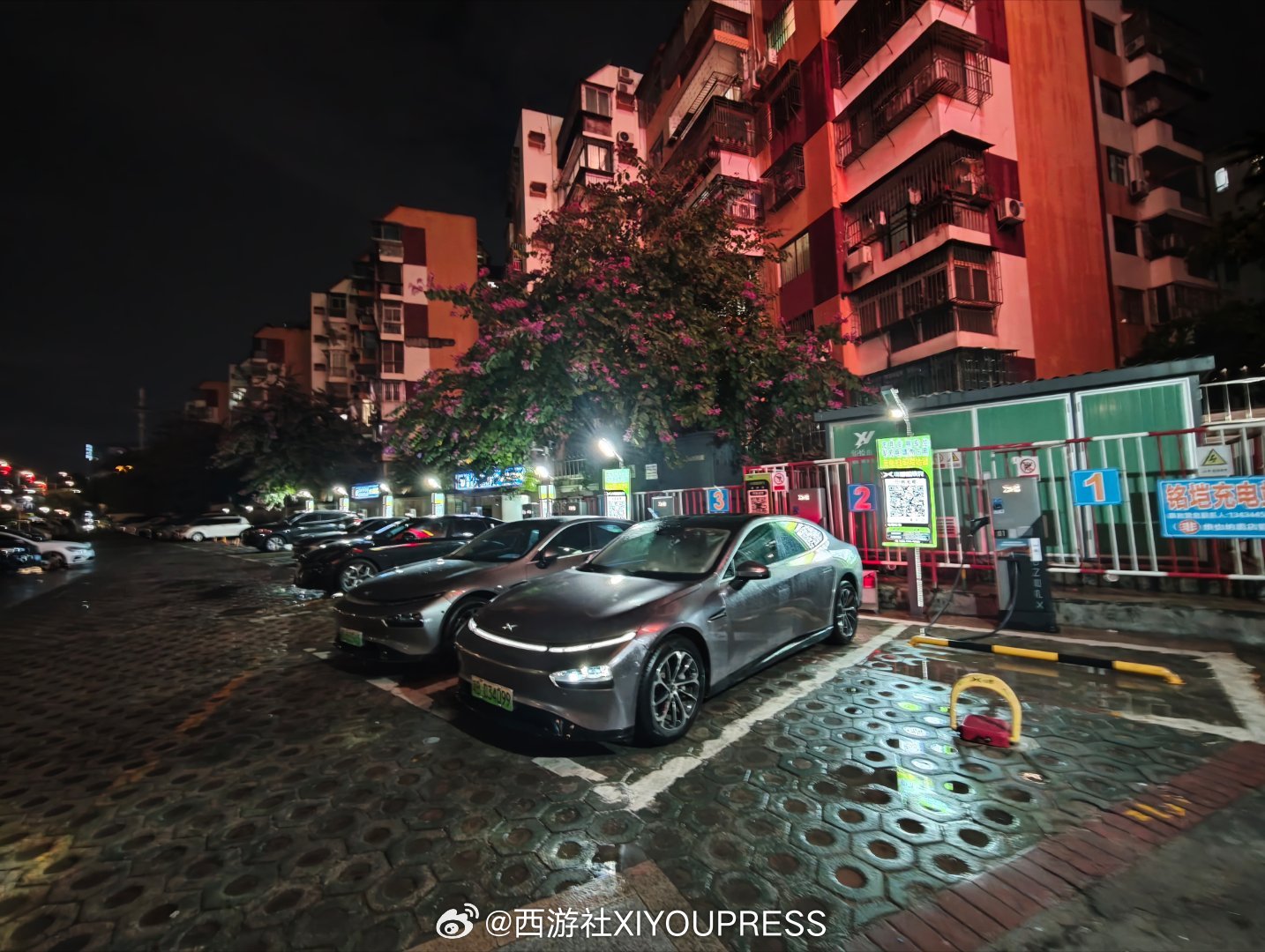 小鹏快充站，分布挺多的。来充电的车，其他品牌也不少0.9元/度，不算贵我与汽车的