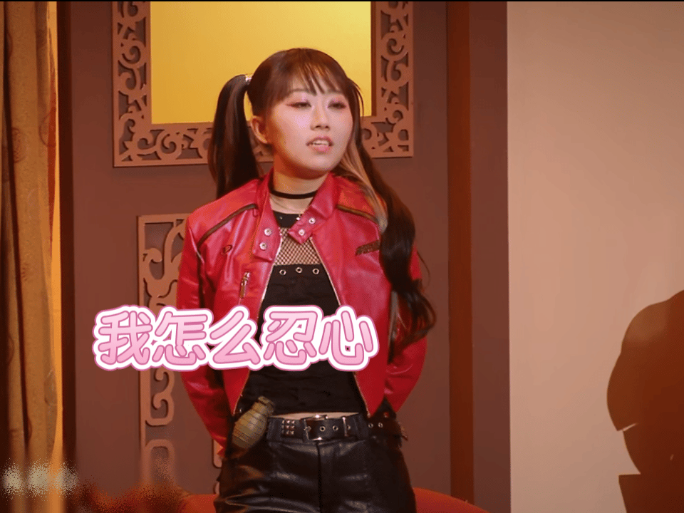 她双手持枪像雌鹰展开了翅膀喜人奇妙夜 哇塞！李逗逗和李梓溪的出场就像一场视觉盛宴