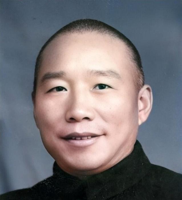 1948年，国军的一名伙夫和大部队走散了，被解放军拦下。解放军看他年纪大，便发了