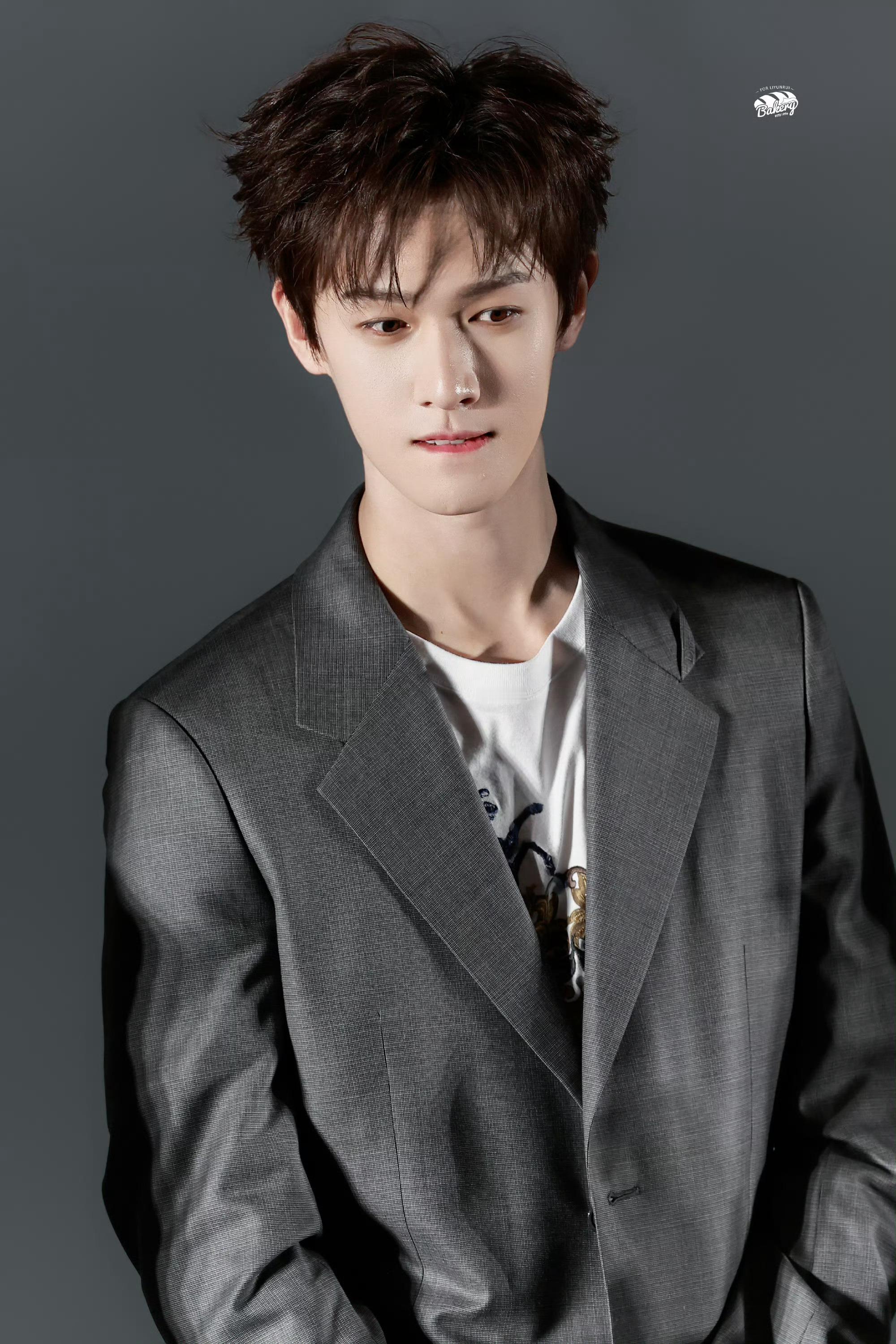 李昀锐首映礼耍刀 这段我已经循环十几遍了，每次看都觉得：这动作设计也太帅了，这执