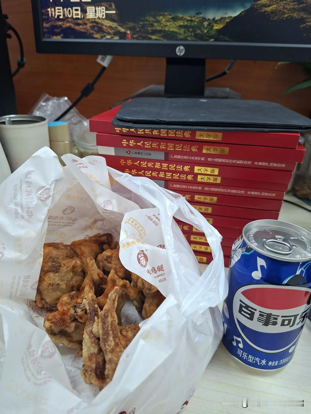 谁懂啊 
​今日份的快乐
​来自于炸鸡➕可乐🥤
​开心到起飞🛫