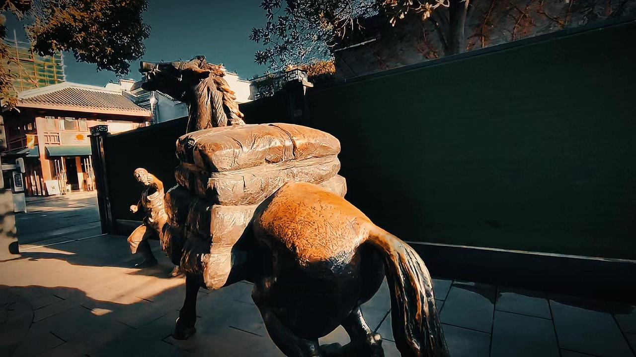 🌉襄阳北街，南船北马七省通衢的缩影。
1️⃣塑像复刻着水陆要冲的基因：马背上的